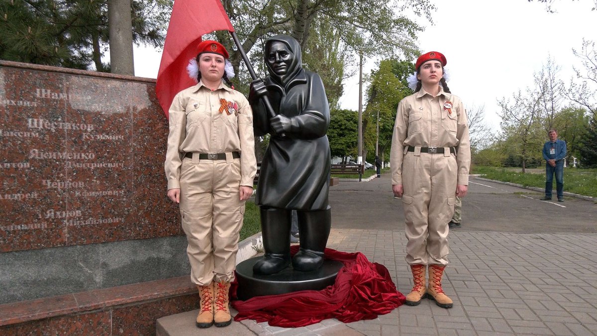 Памятник бабушка со знаменем в Мариуполе