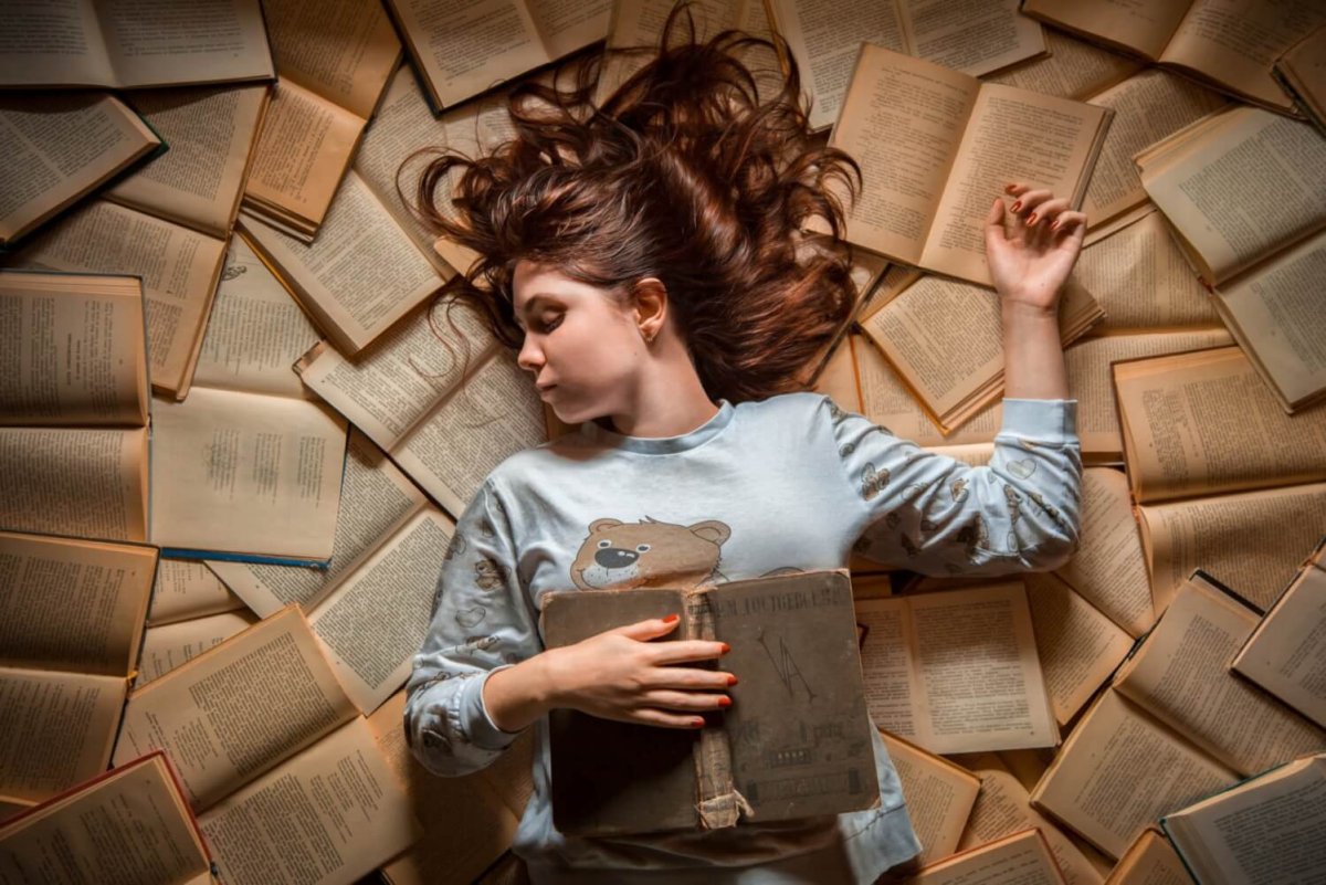 Девушка ледим на книгах