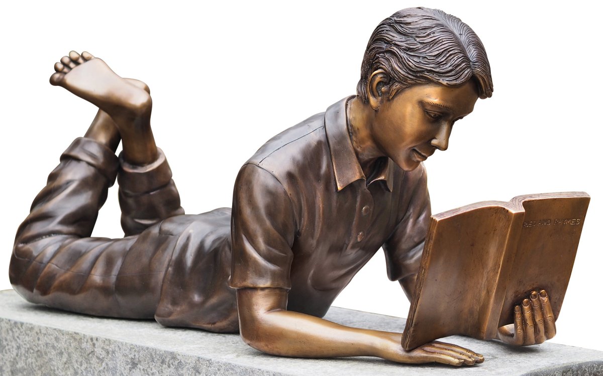 Скульптура читает книгу