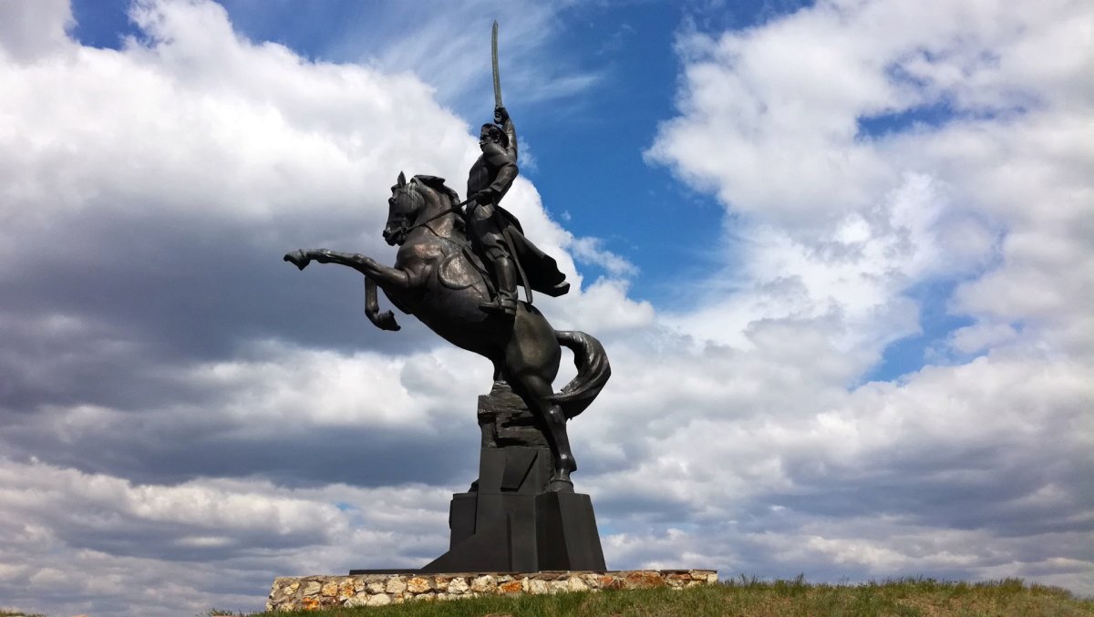 Кумылга памятник казаку