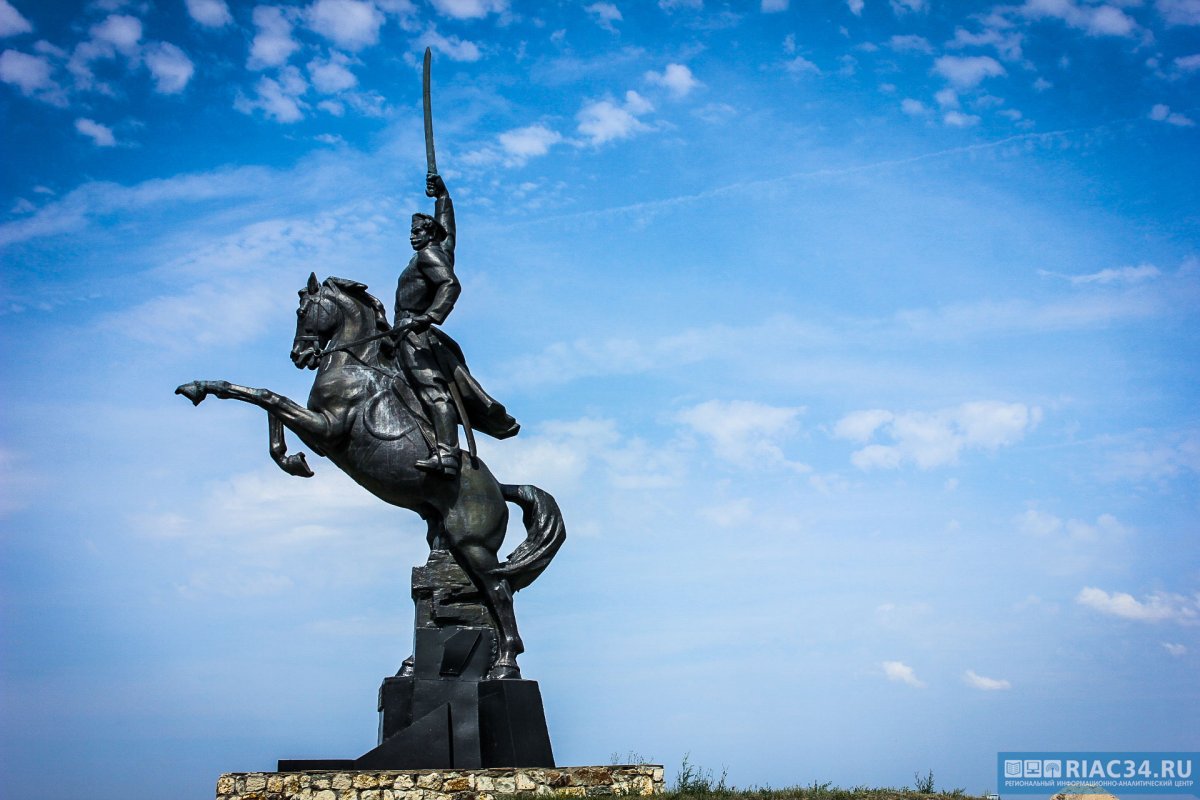 Кумылга памятник казаку