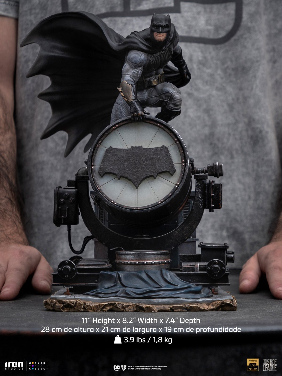 Бэтмен держит руку Justice League