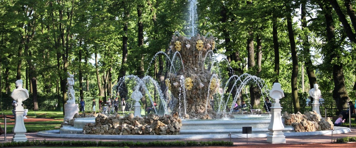 Фонтаны летнего сада в Санкт-Петербурге
