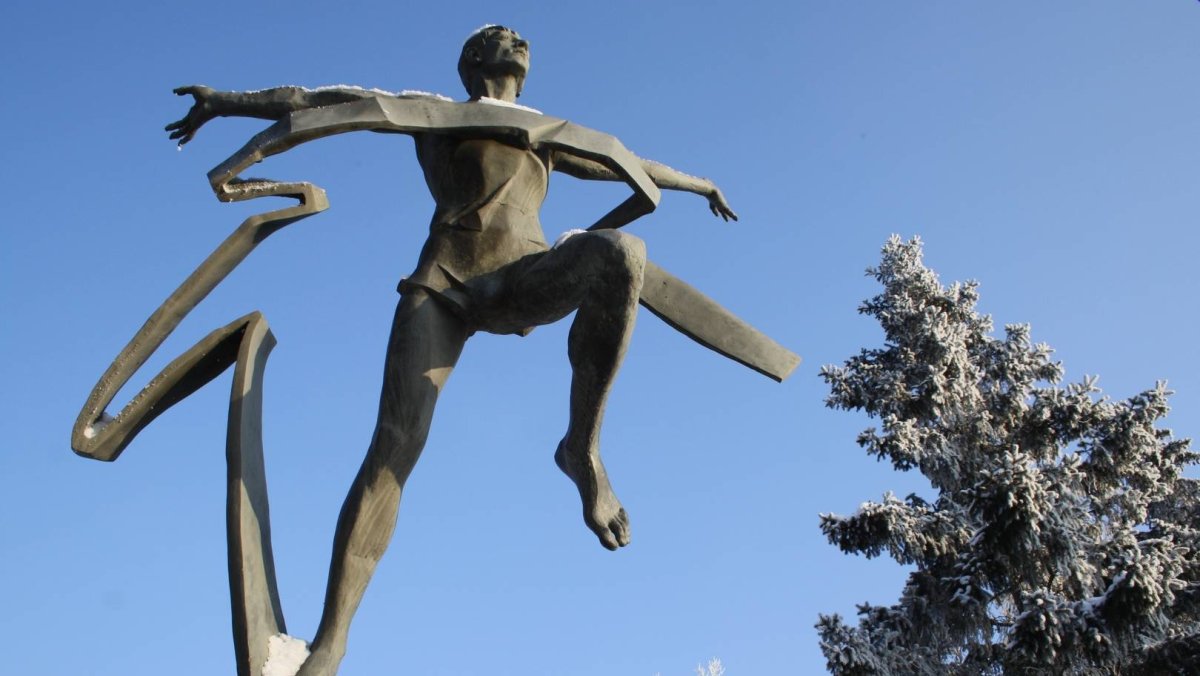 Скульптура марафонец в Омске