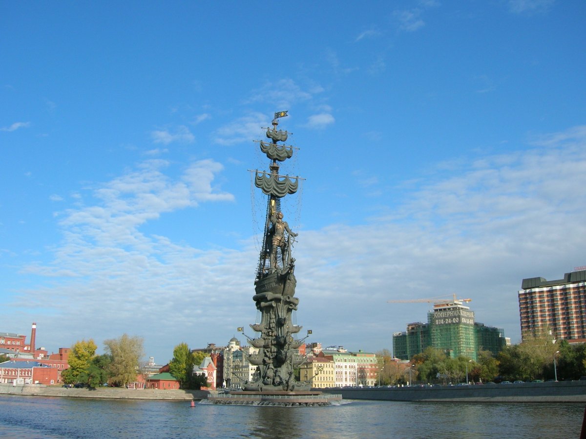 Памятник Петру 1 в Москве на Москве реке