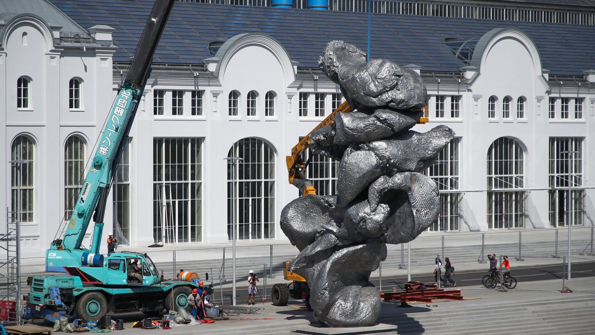 Статуя на Болотной набережной в Москве Урса Фишера