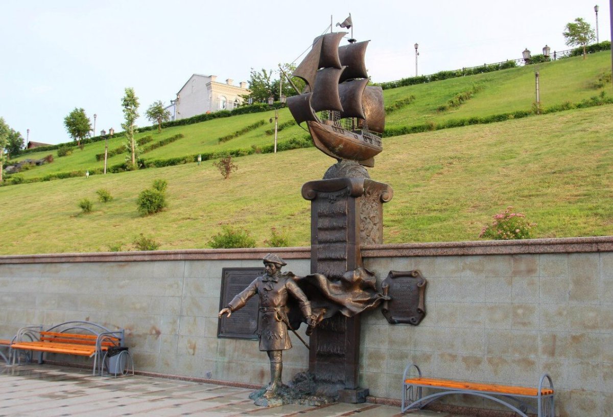 Памятник Берингу в Тюмени