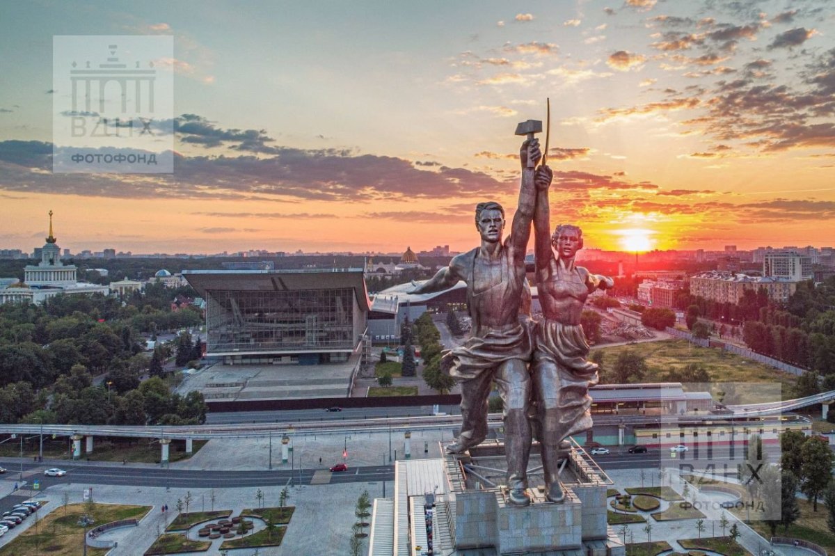 ВДНХ В Москве памятник рабочему и колхознице