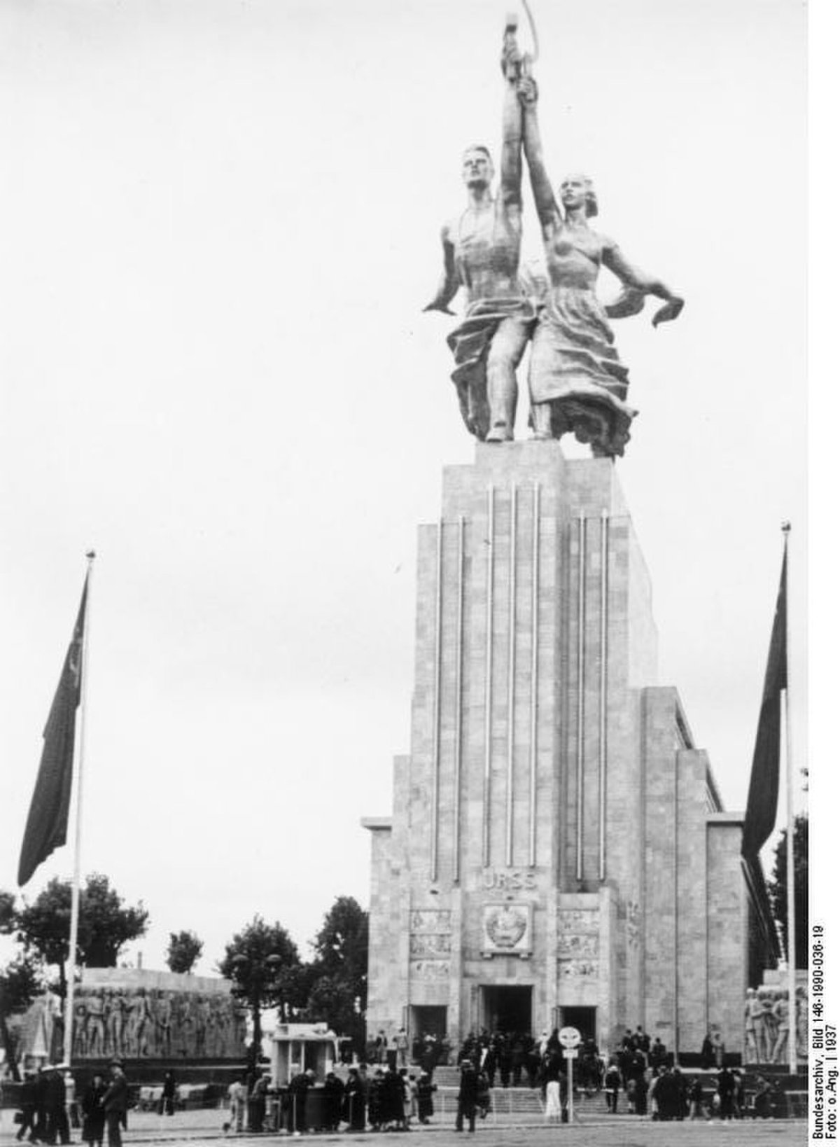 Рабочий и колхозница памятник в Париже