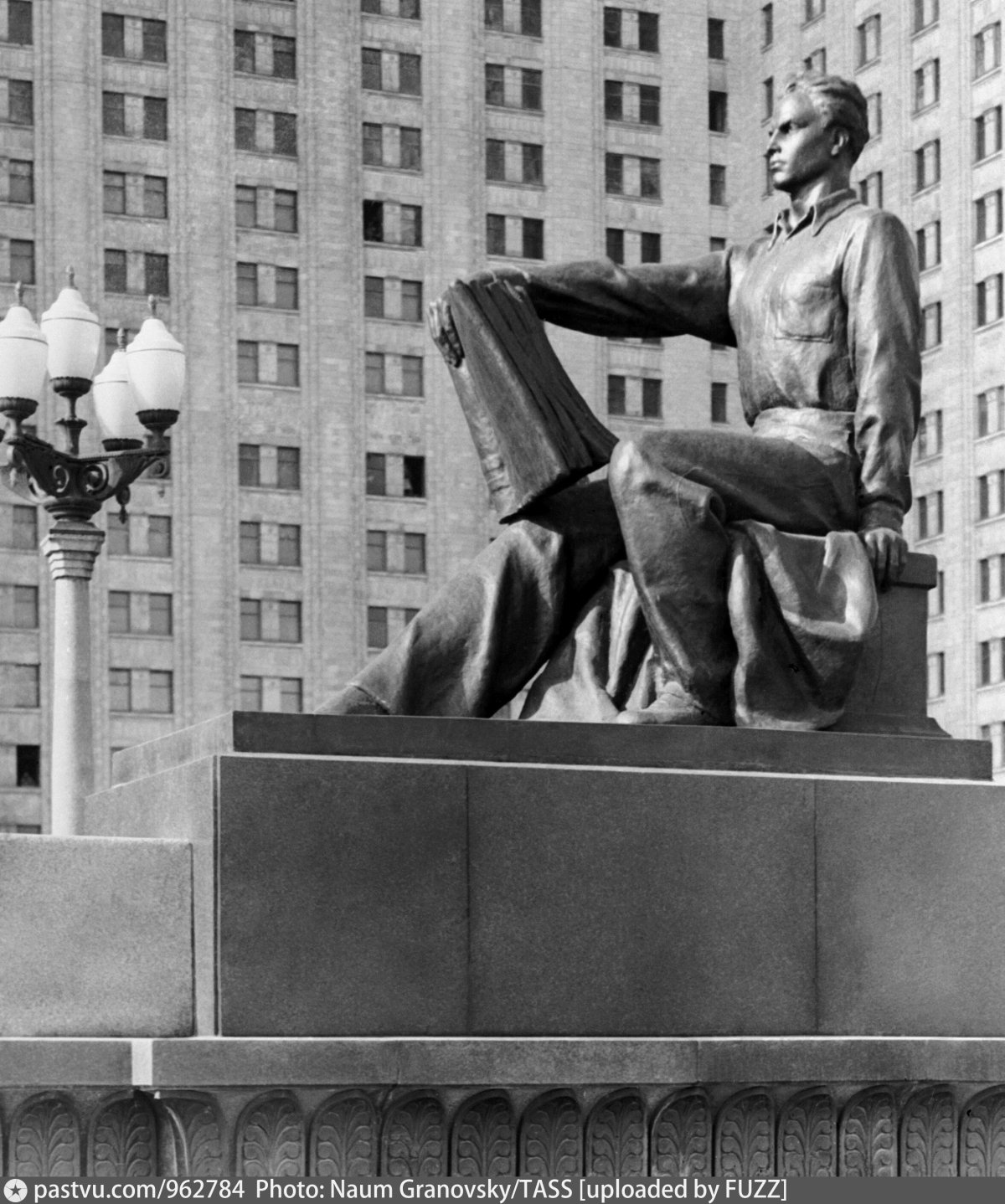 Скульптуры веры Мухиной МГУ