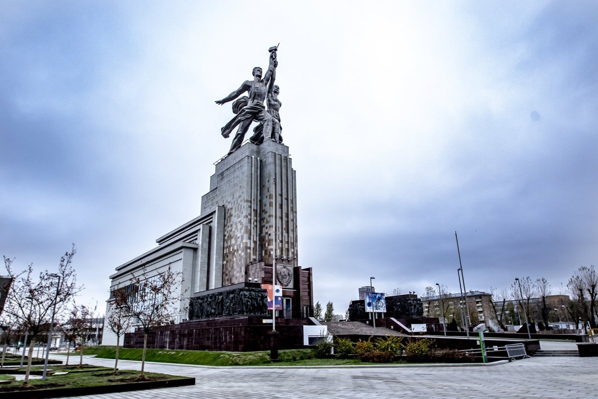 Памятник на ВДНХ рабочий и колхозница