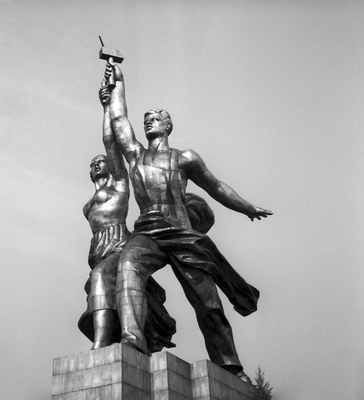 Скульптор Мухина рабочий и колхозница