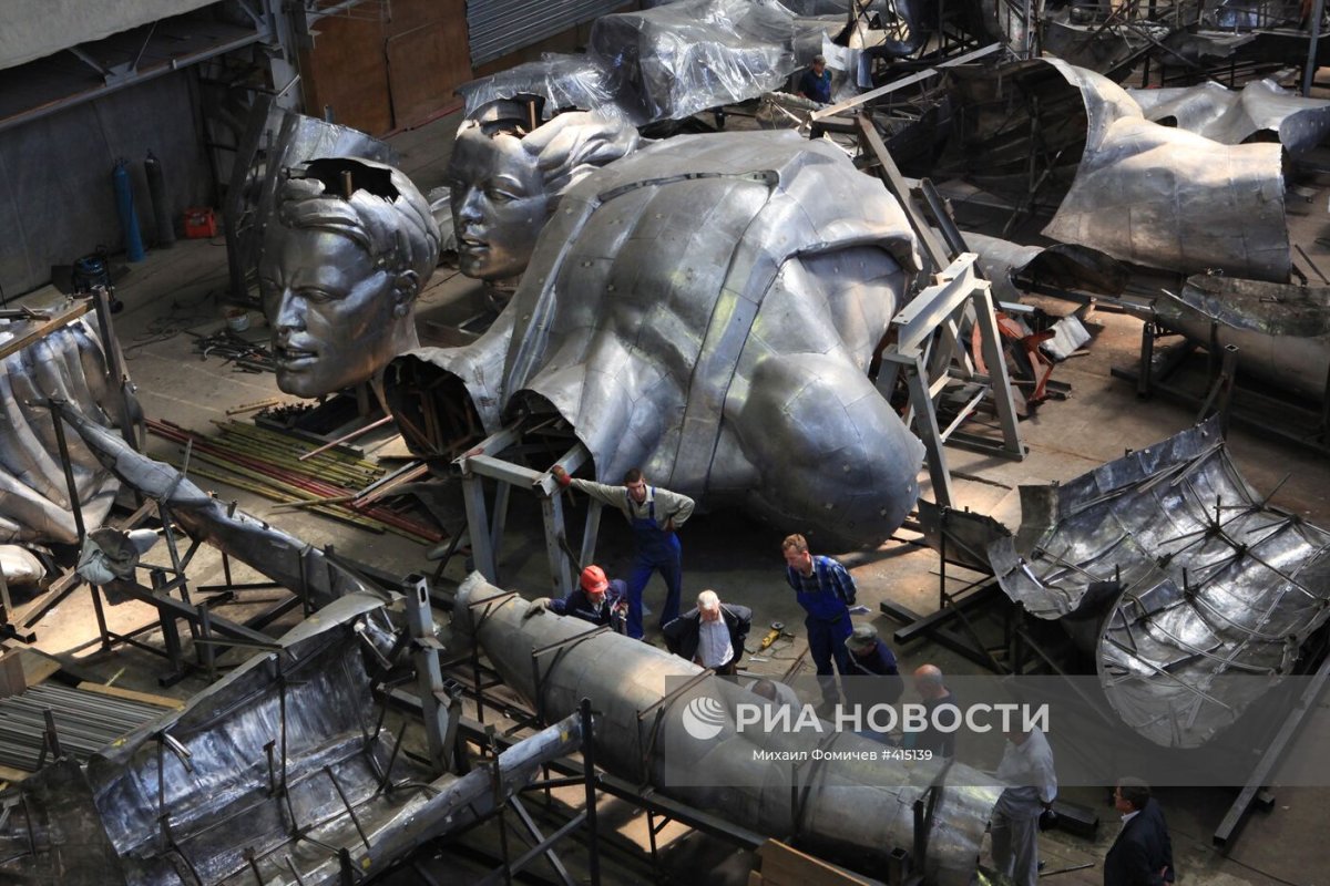 Рабочий и колхозница реконструкция