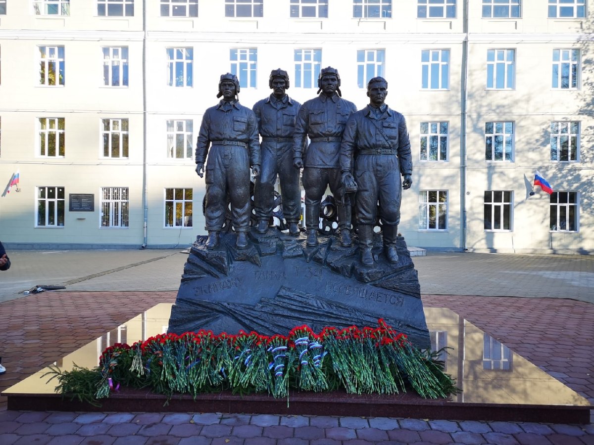 Памятник экипажу танка т-34 в Туле