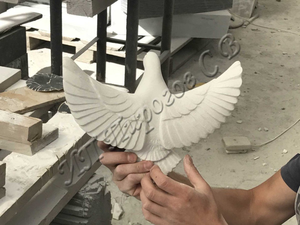 Голуби из камня для памятника