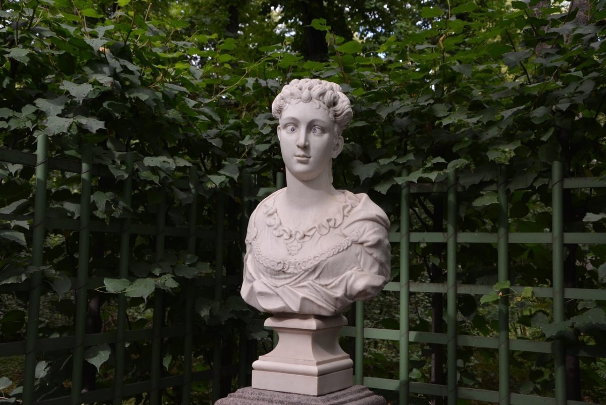Петрония в летнем саду