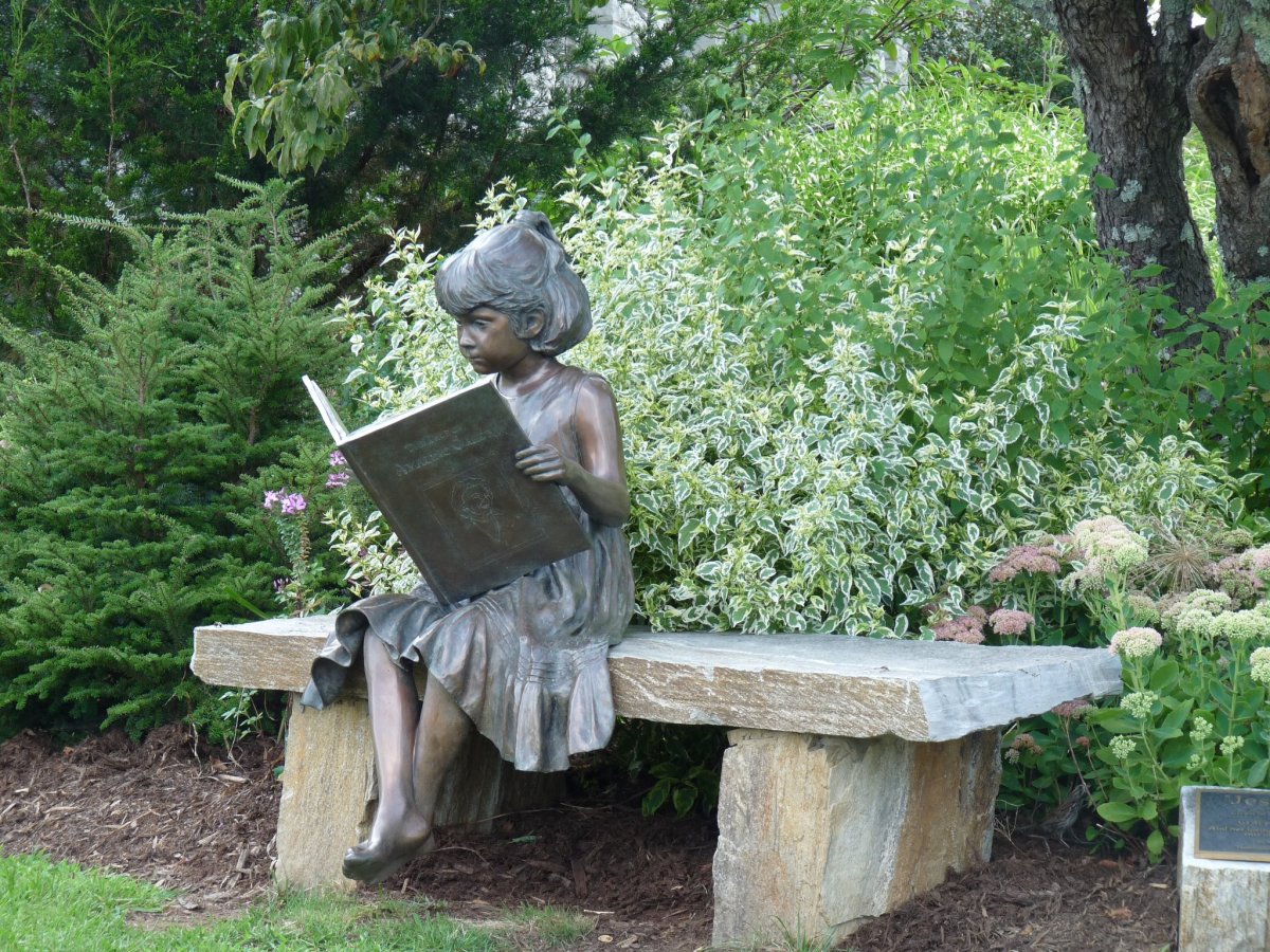 Скульптура девочка с книжкой