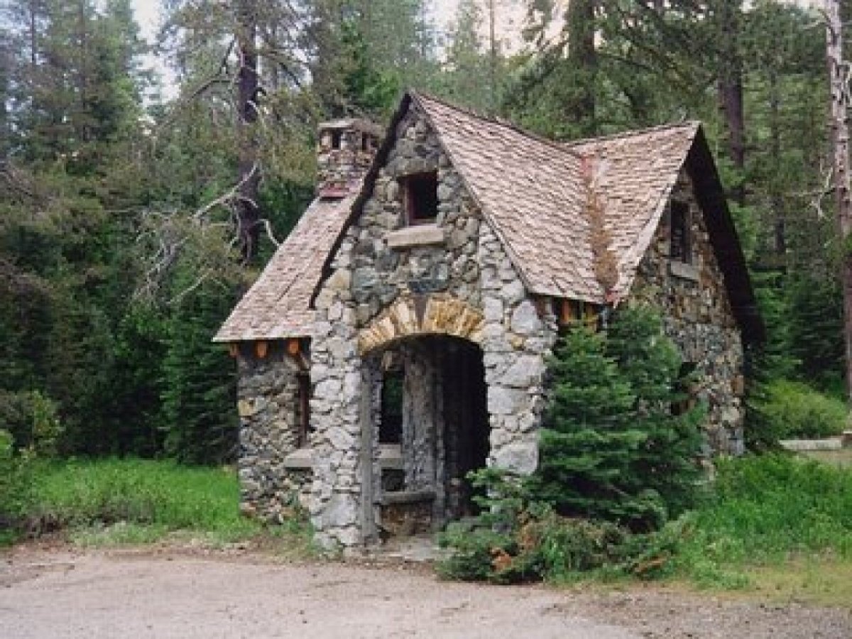 Маленький каменный домик