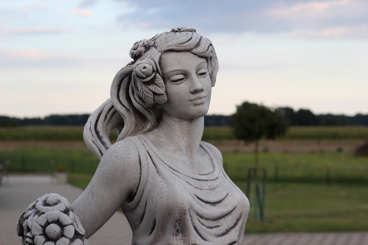 Каменная скульптура женщины
