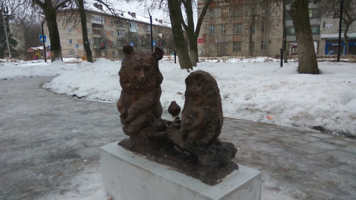 Памятник ежику и медвежонку в Чебоксарах