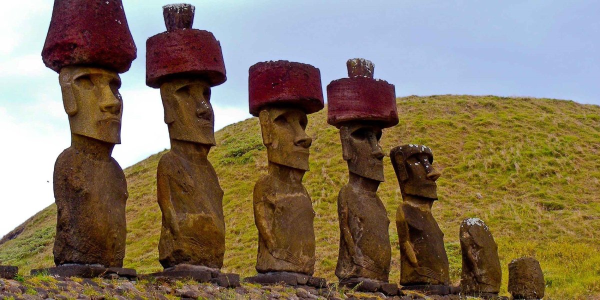 Каменные монолитные статуи Моаи