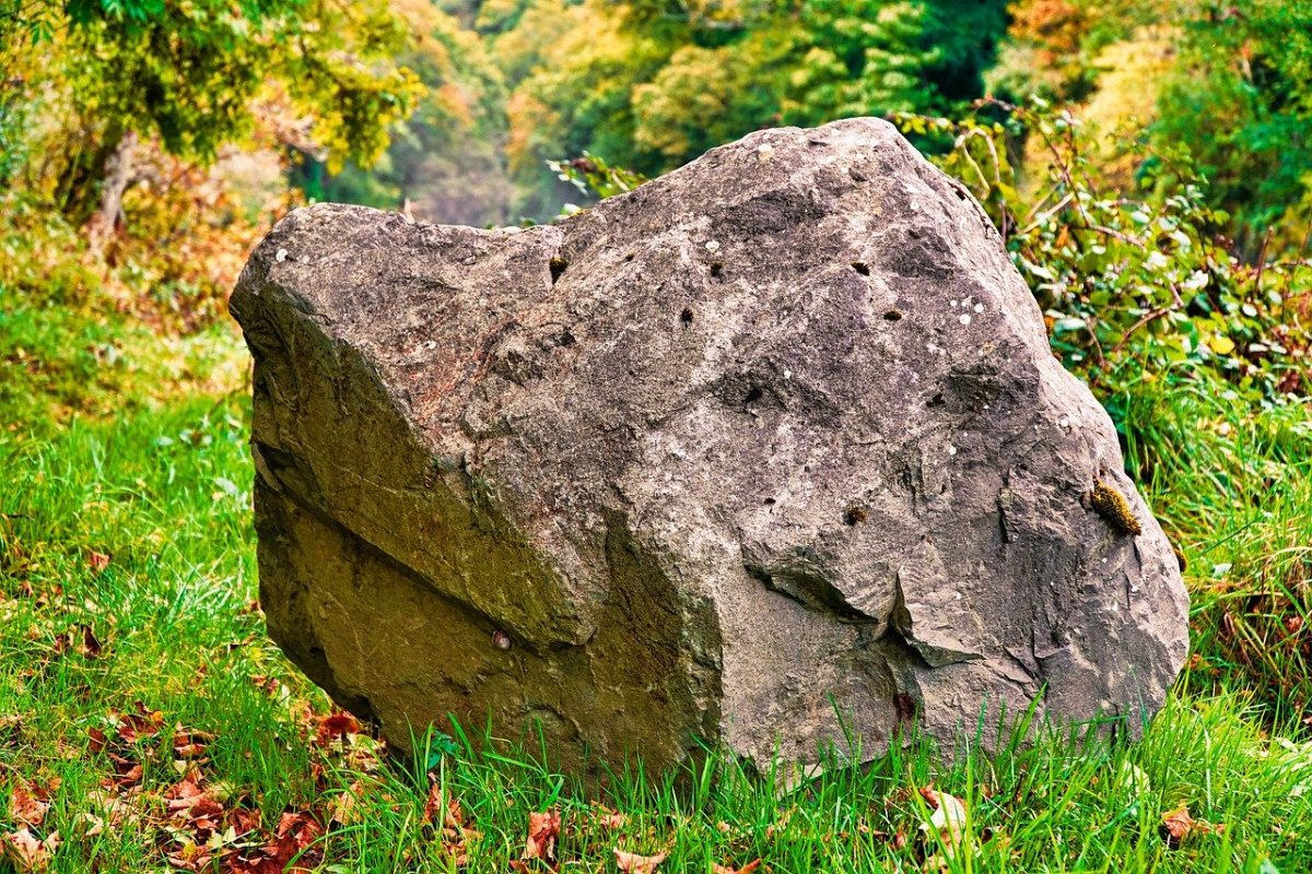 Большой камень скала