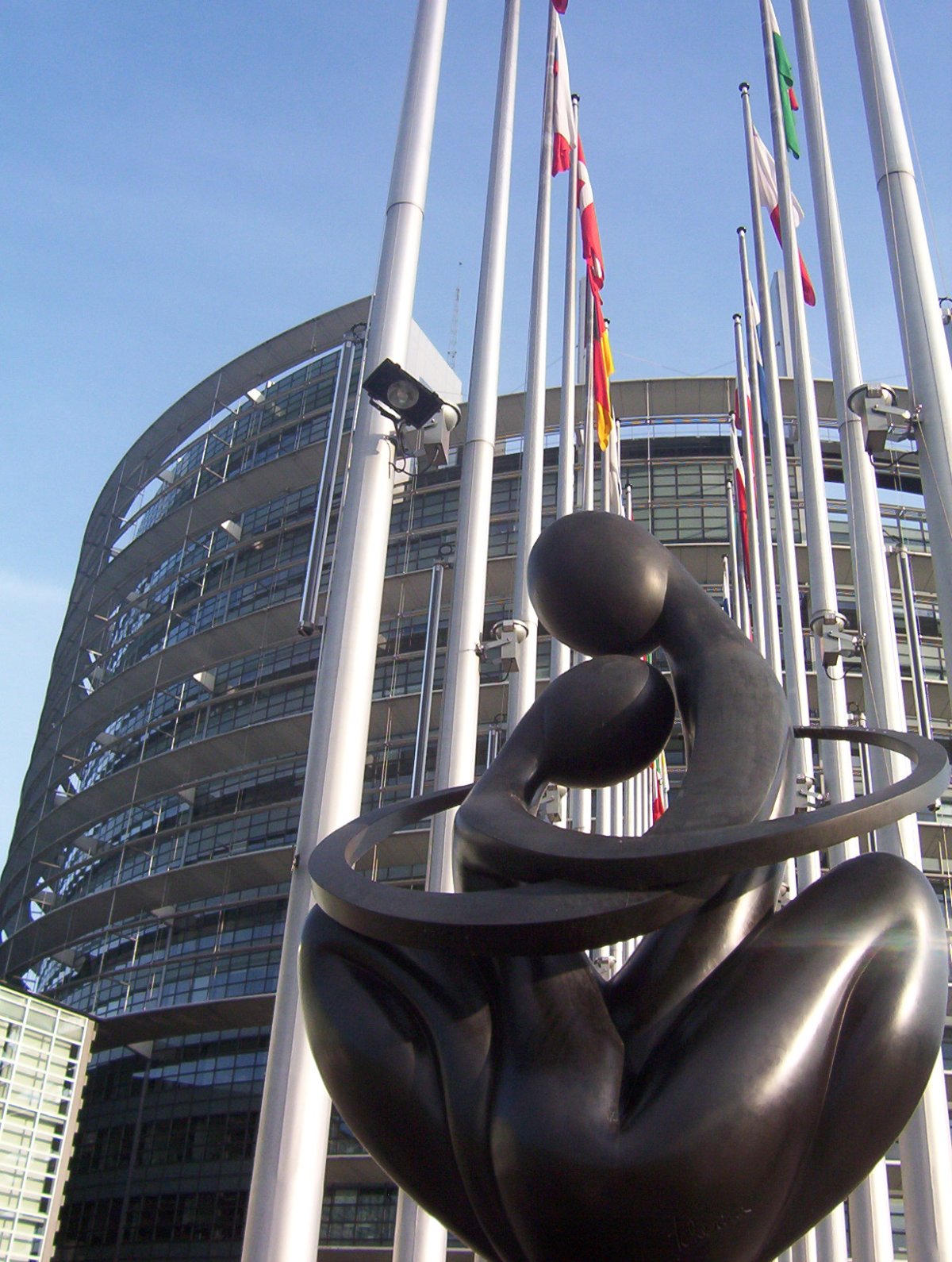 Здание Европарламента скульптура Европы