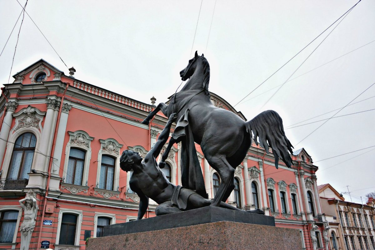 Кони на Аничковом мосту в Санкт-Петербурге