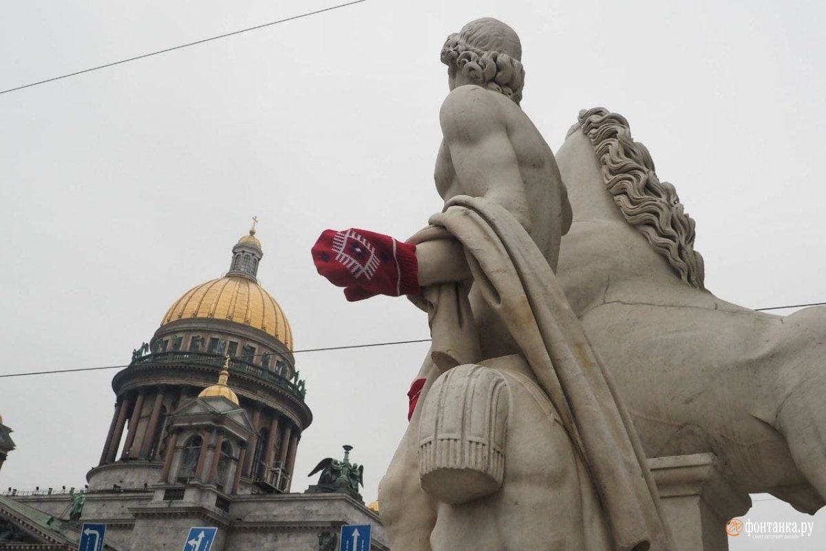 Людей нарядили в памятники