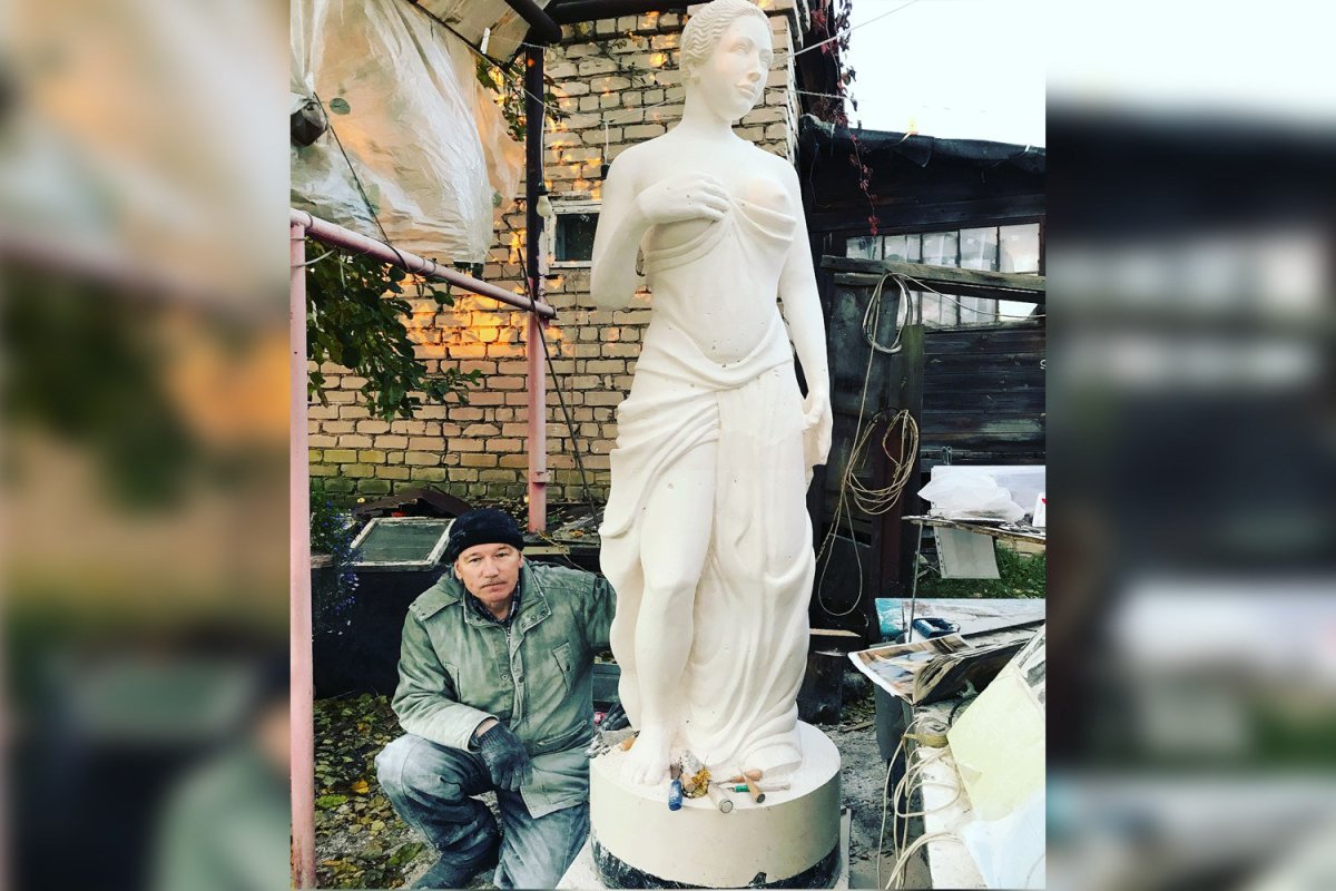 Скульптор делает памятник