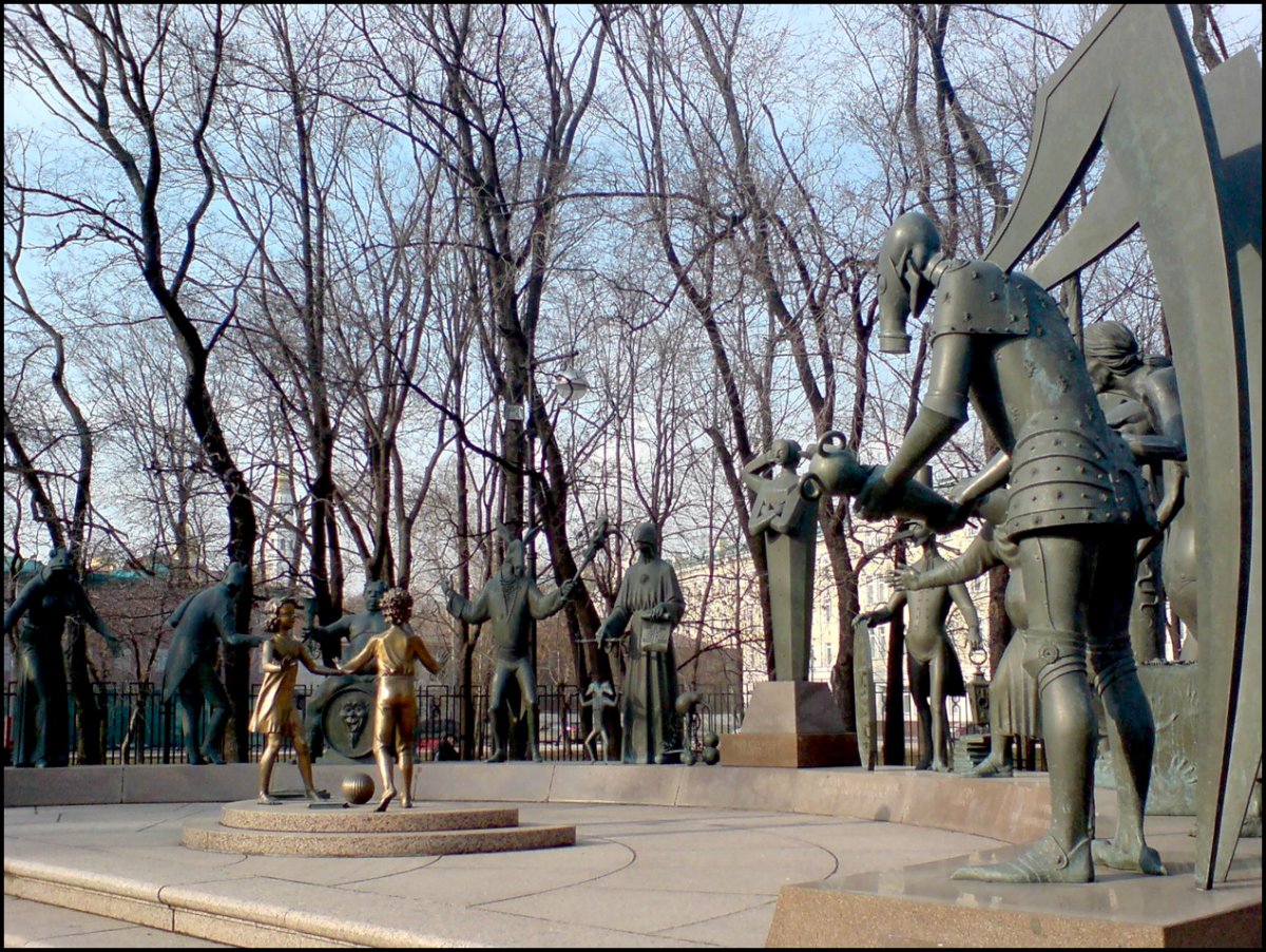 Скульптура Шемякина на Болотной площади в Москве