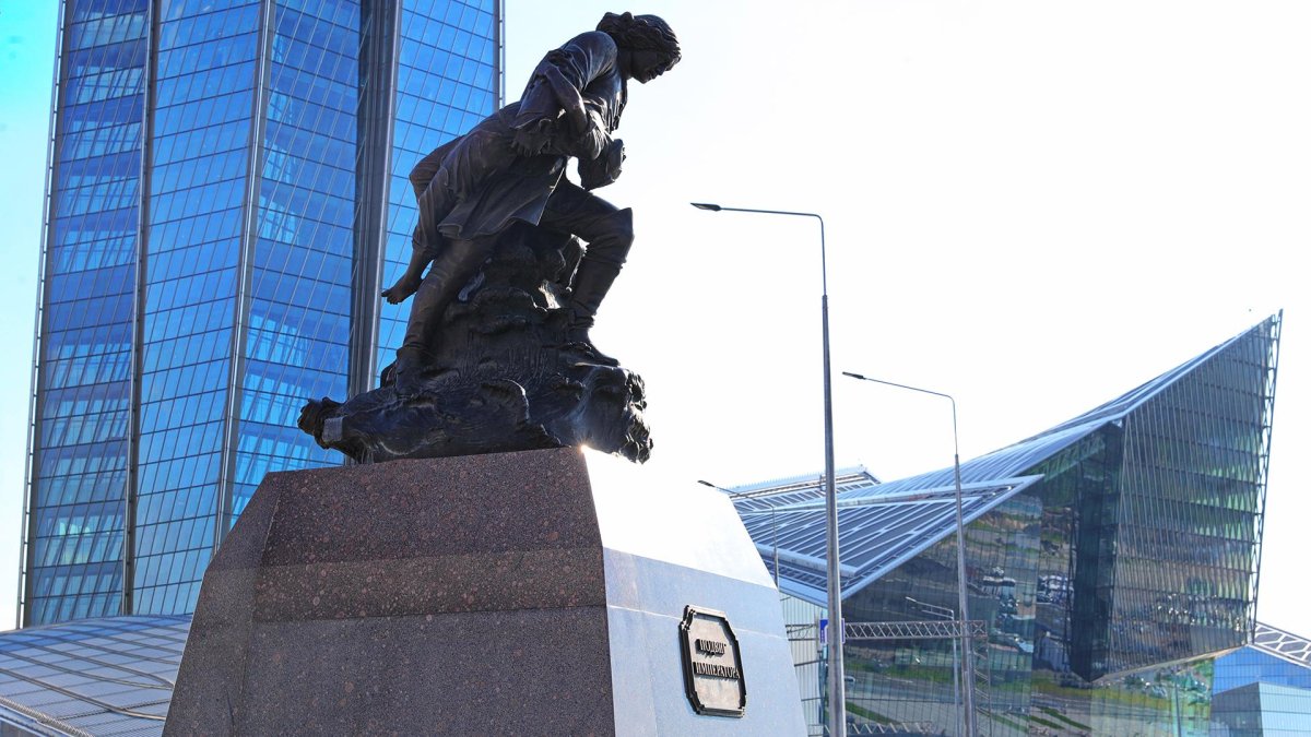 Памятник Петру 1 в Санкт-Петербурге у Лахта центра