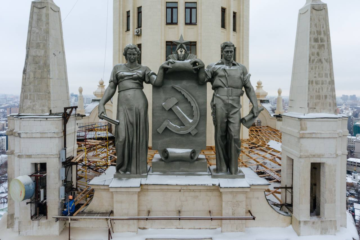 Статуя на Котельнической набережной