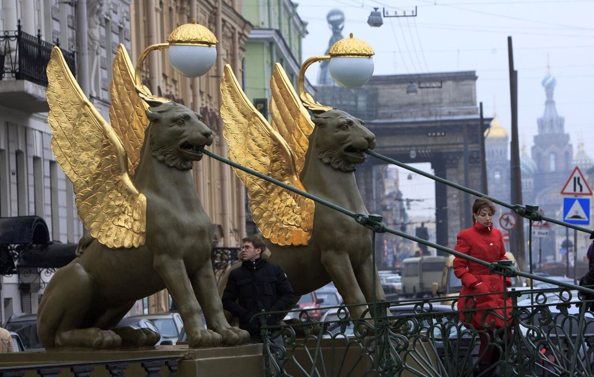 Мост с крылатыми львами в Санкт-Петербурге