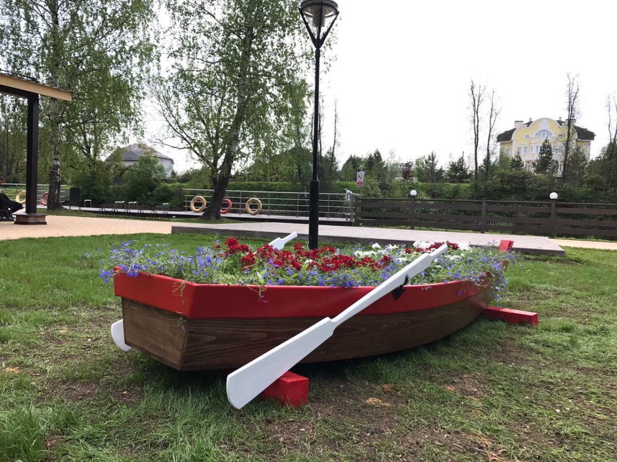 Клумба в виде лодки