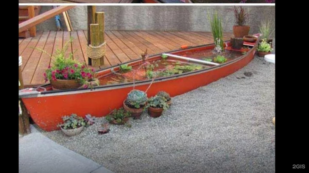 Клумба из старой лодки