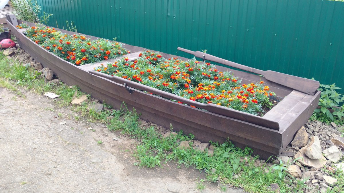 Клумба из деревянной лодки