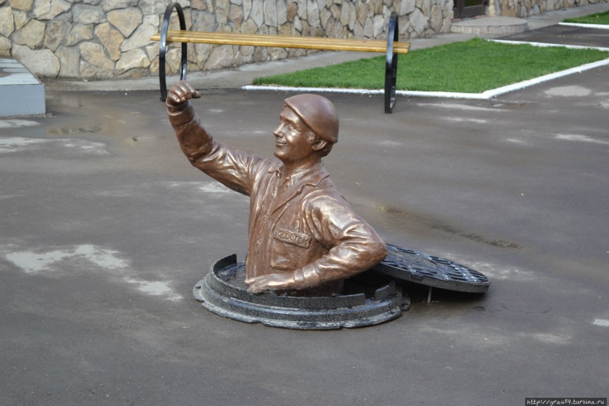 Памятник сантехнику в Саратове
