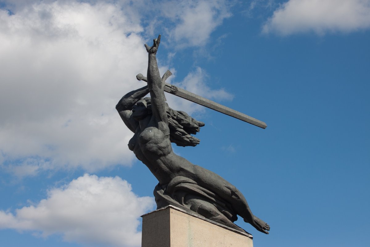 Памятник с мечом
