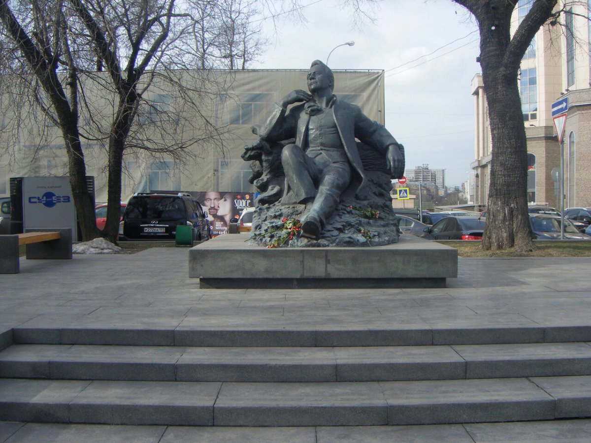 Памятник Шаляпину в Москве Новинский бульвар