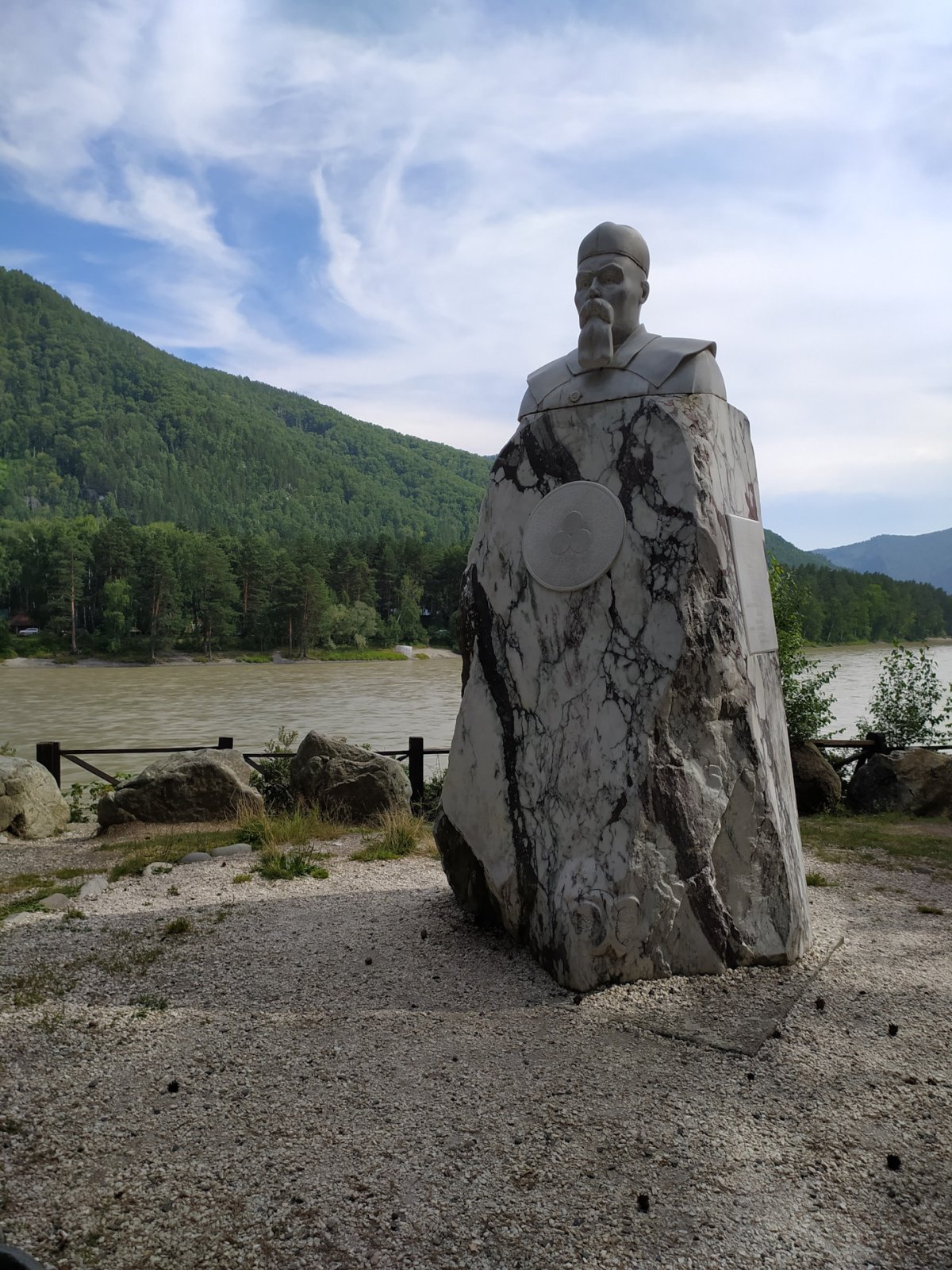 Памятник Рериху на Алтае