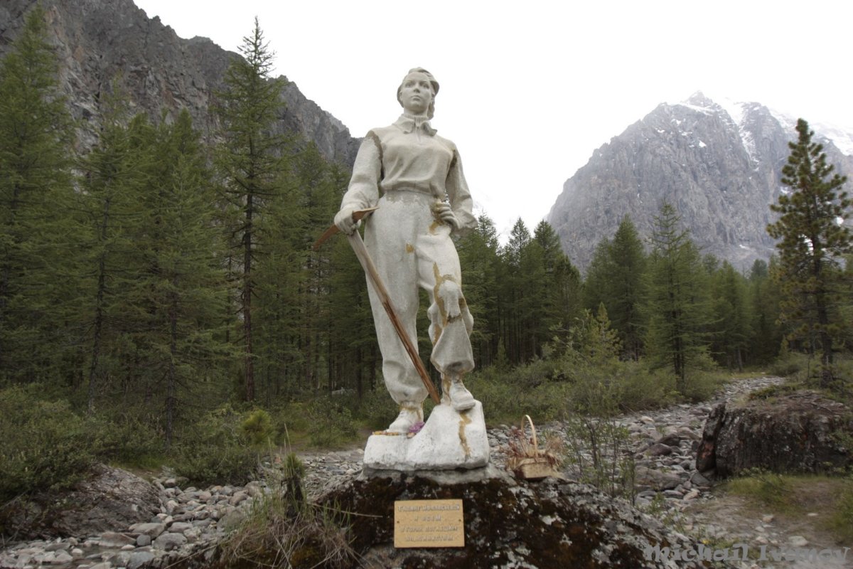 Актру Алтай памятник