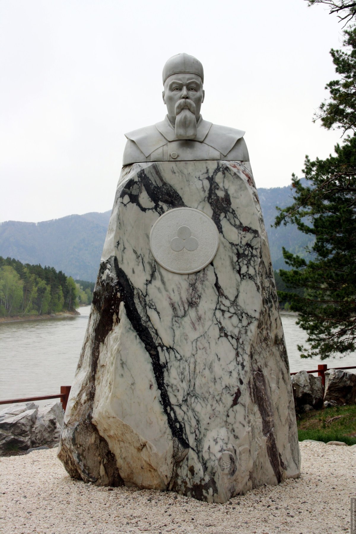 Памятник Николаю Константиновичу Рериху Алтай