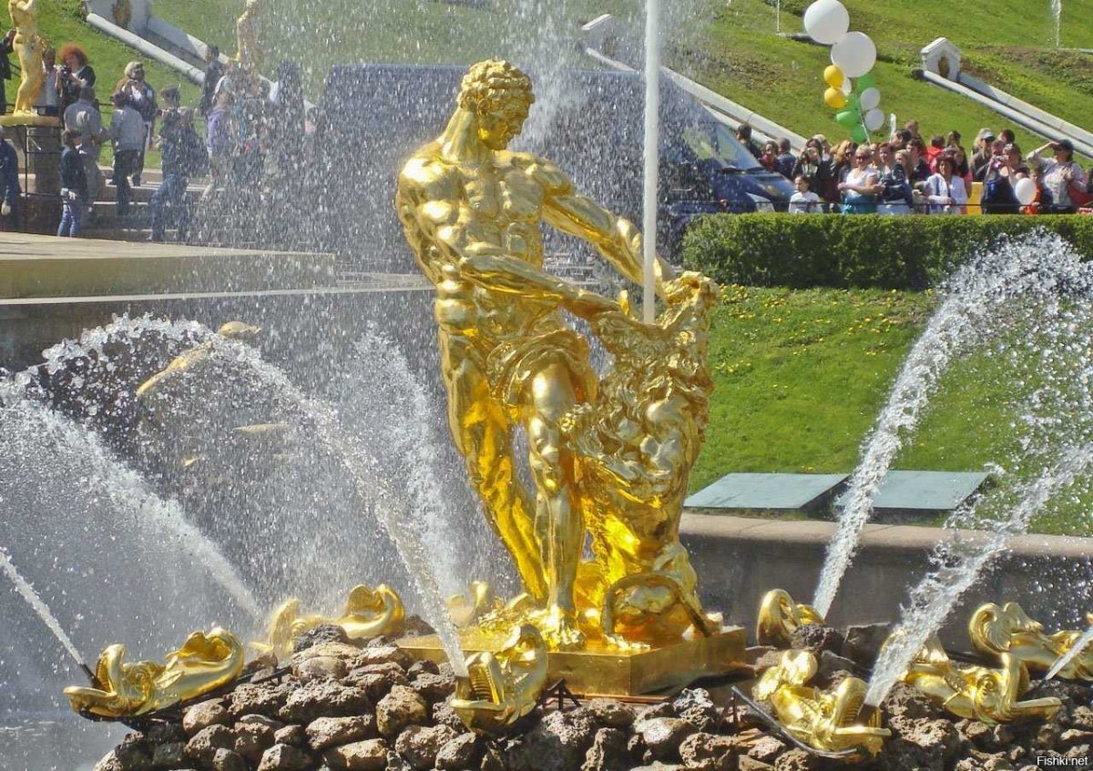 Фонтан Самсон раздирающий пасть Льва в Петергофе
