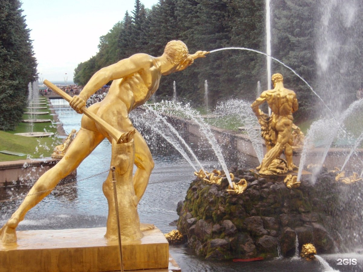Скульптура Самсона в Петергофе