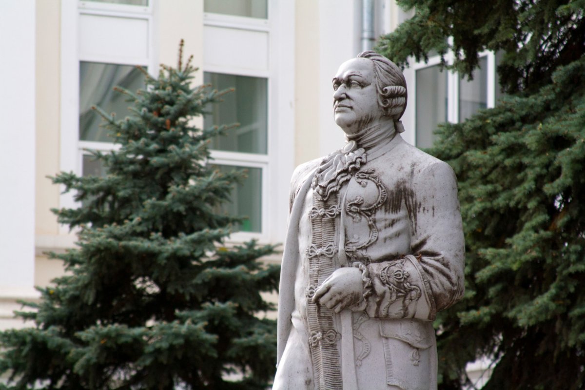 Памятник Ломоносову в Краснодаре