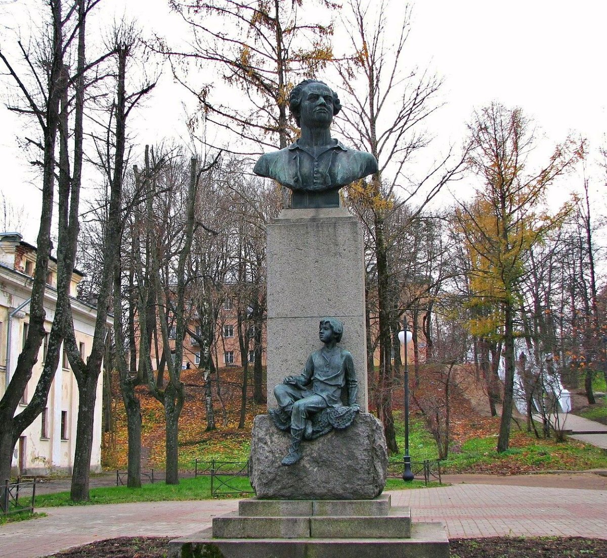 Памятник Ломоносову в городе Ломоносов