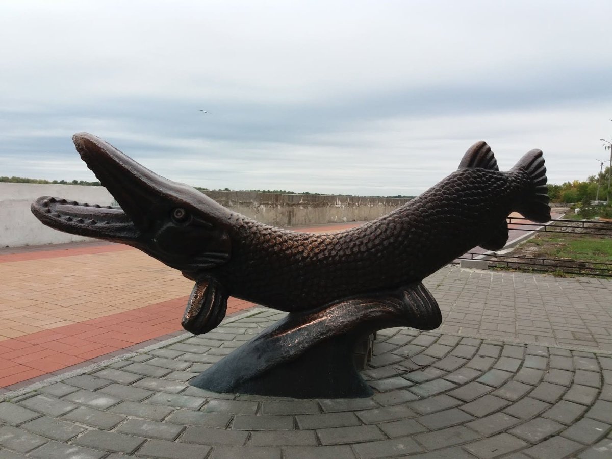 Щука скульптура