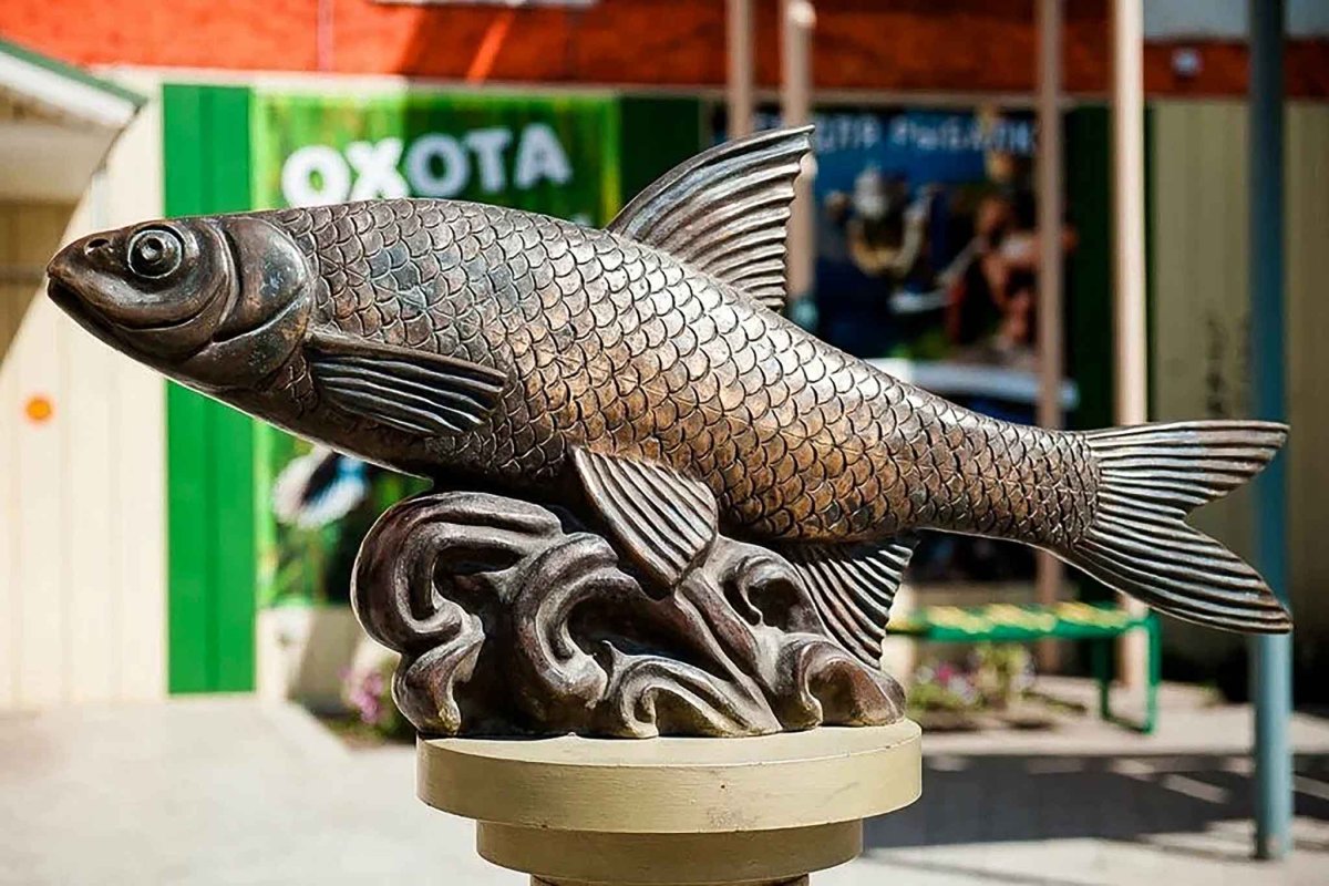 Скульптура вобла кормилица в Астрахани