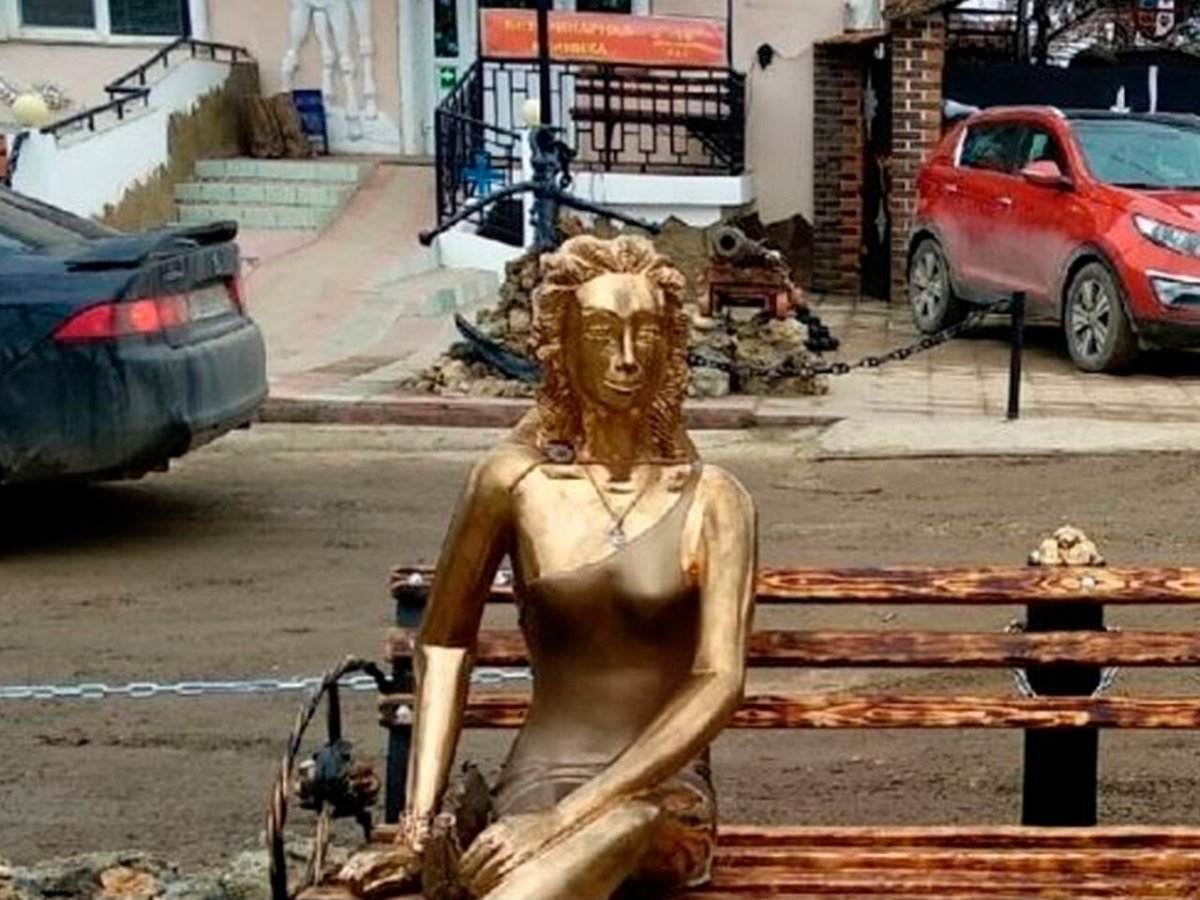 Памятник Аленке в Севастополе